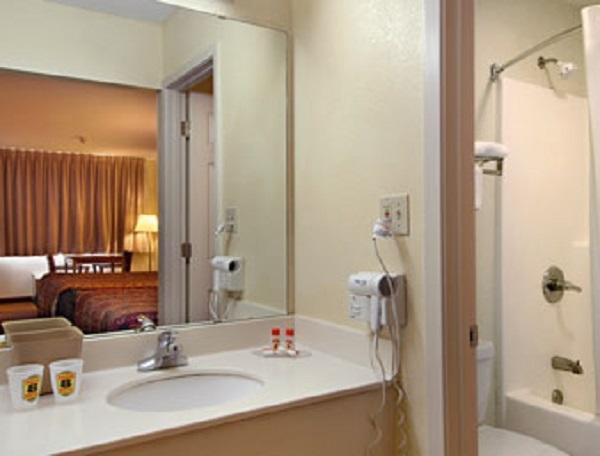 Super 8 By Wyndham Breaux Bridge Motel Room photo